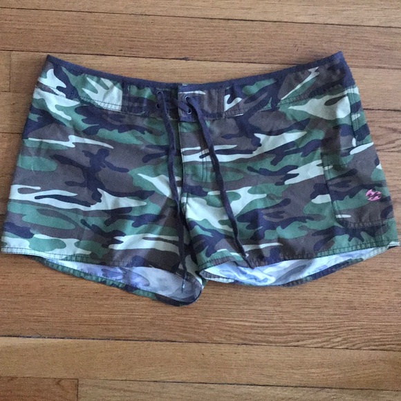 Billabong Pants - Billabong Camouflage Fast Drying Shorts - Size 9